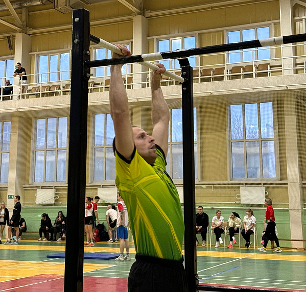 Участнику подтягивания запрещено.